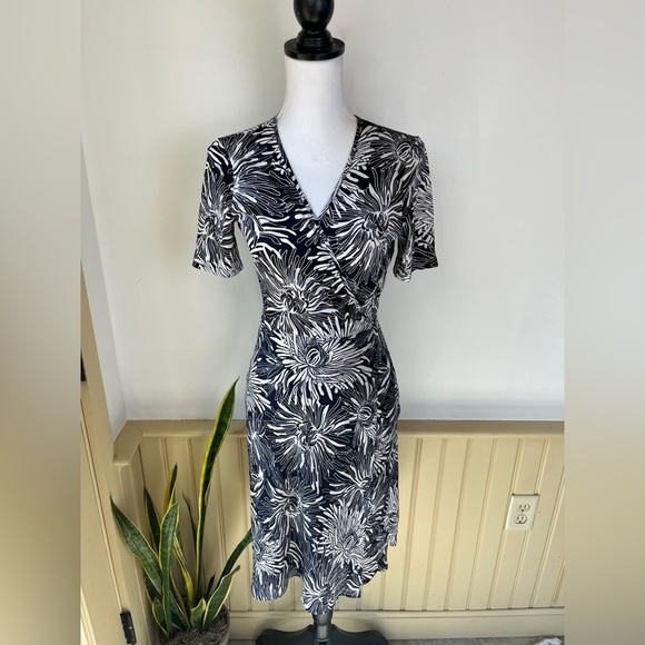 Diane von Furstenberg Silk Wrap Dress 4 Navy White Floral Old Money Luxury Work - Picture 1 of 12